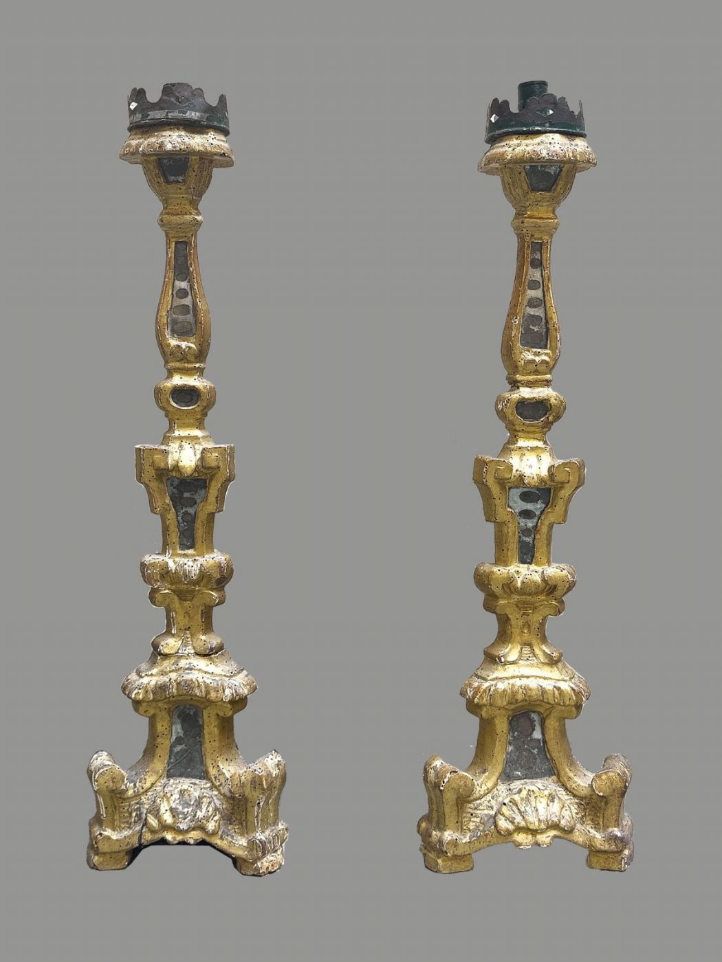 Coppia di candelieri in legno intagliato e dorato con inserti a specchio, Italia meridionale, XVII secolo.